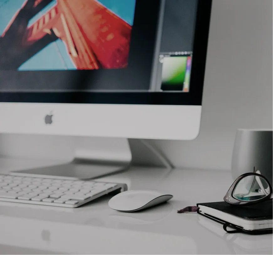 デスク上のiMacとノート、眼鏡