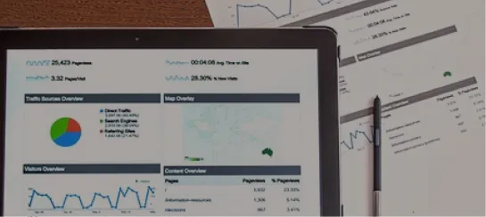 タブレットとグラフ資料、アクセス解析画面