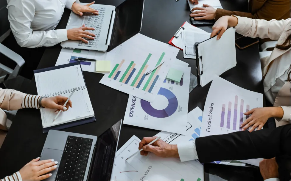 グラフや資料を使って会議をする様子