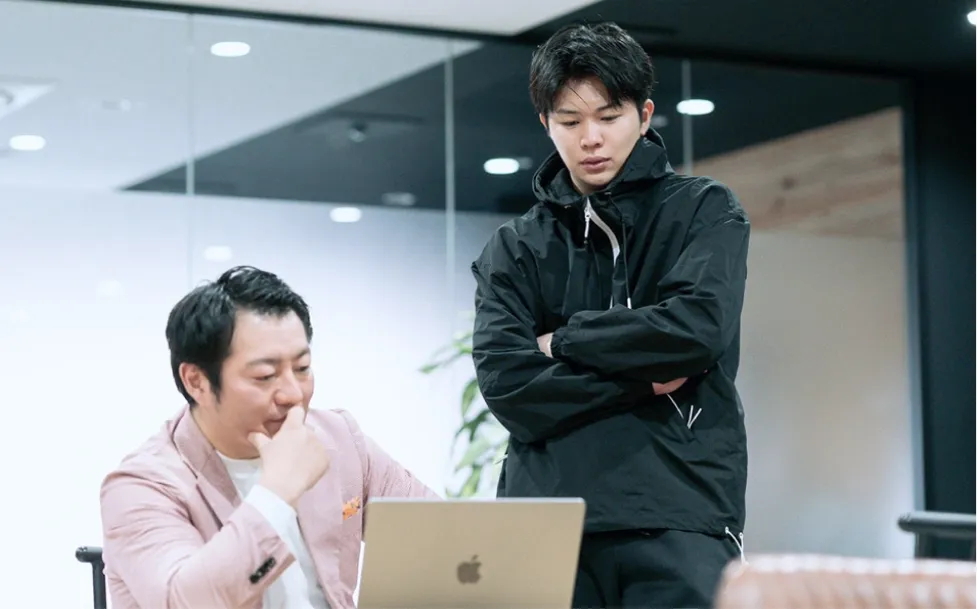 ノートパソコンで作業する男性